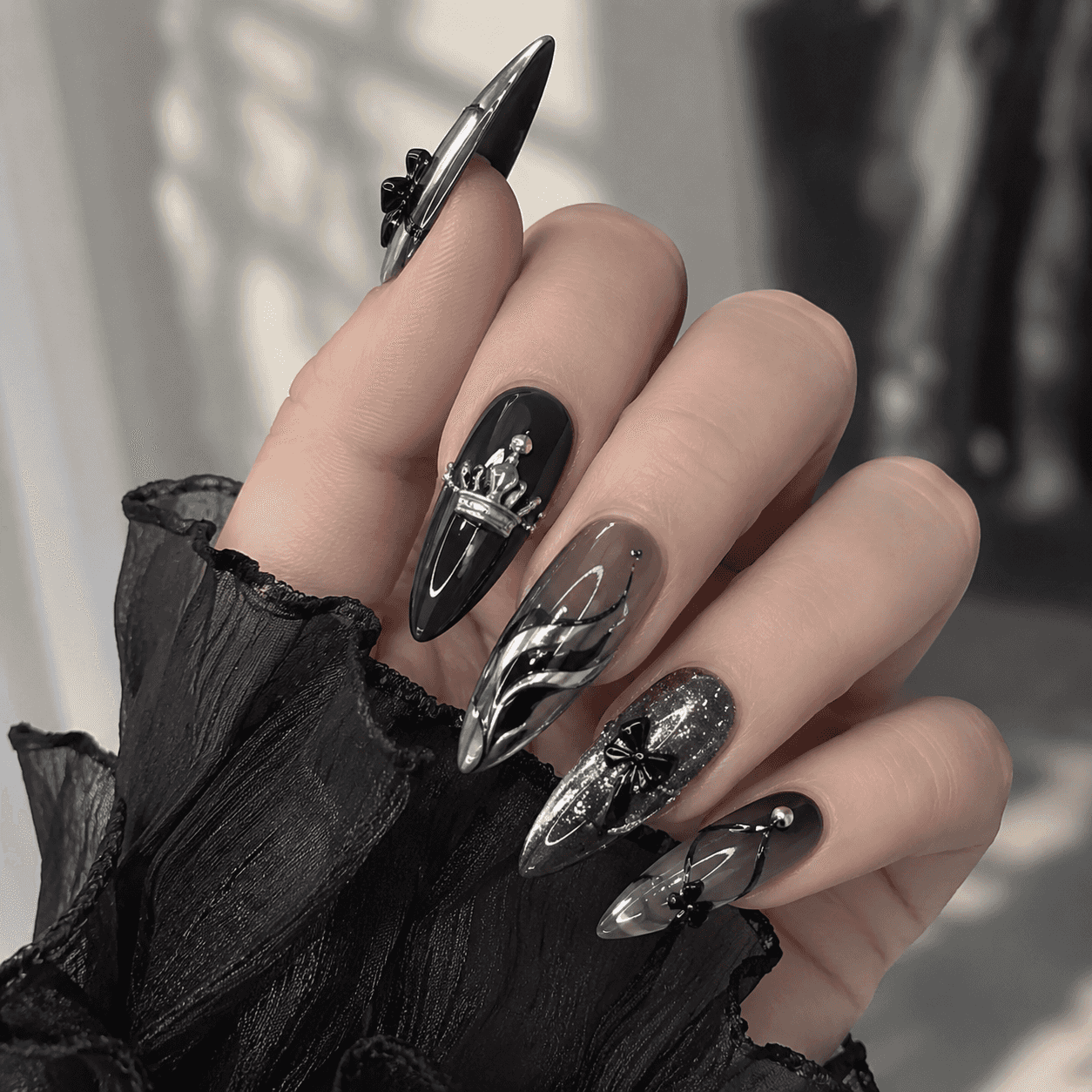 Gothic Black Metallic Nageldesign