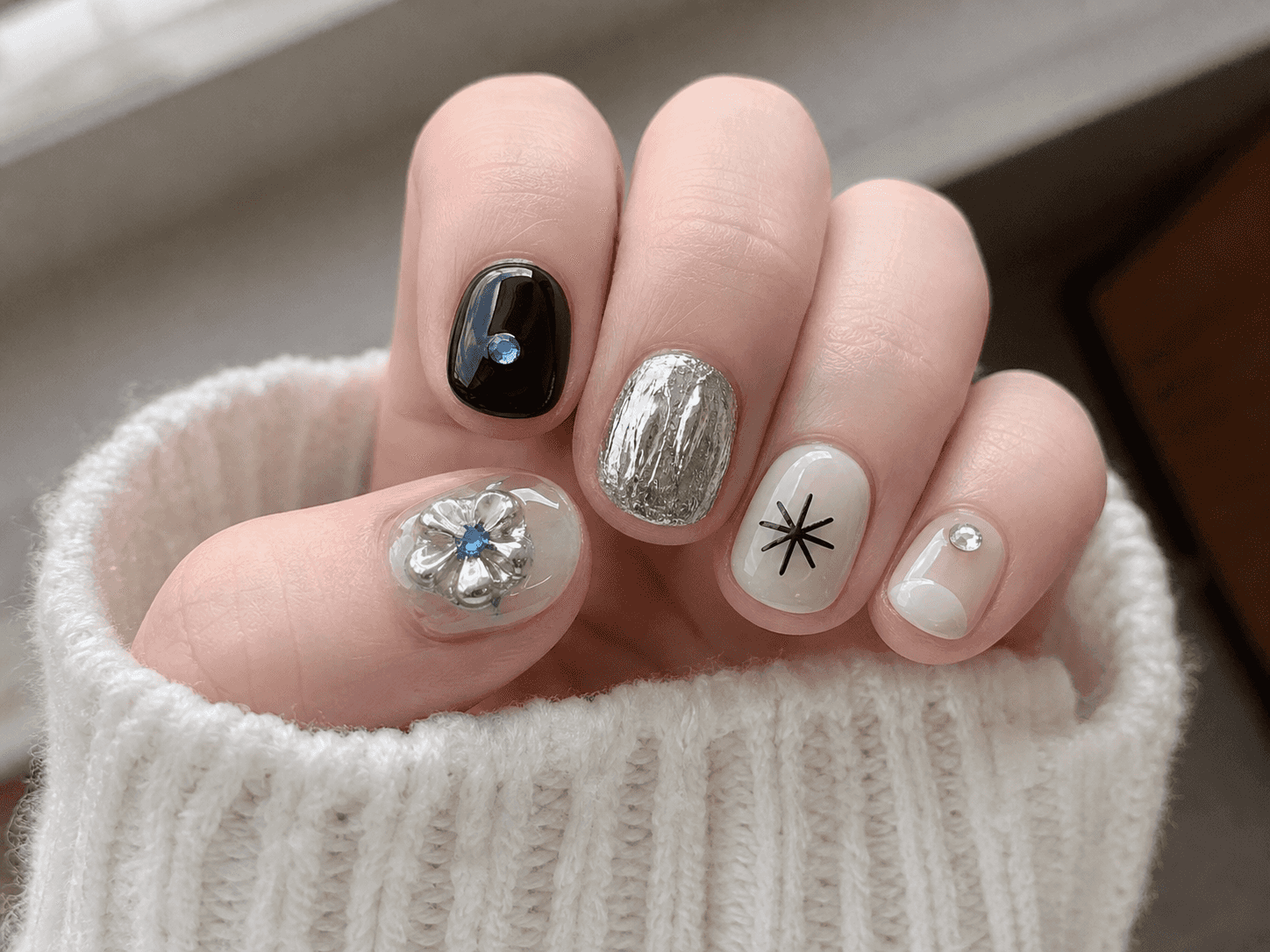 Glänzendes Nageldesign in Schwarz und Nude (Runde Form)