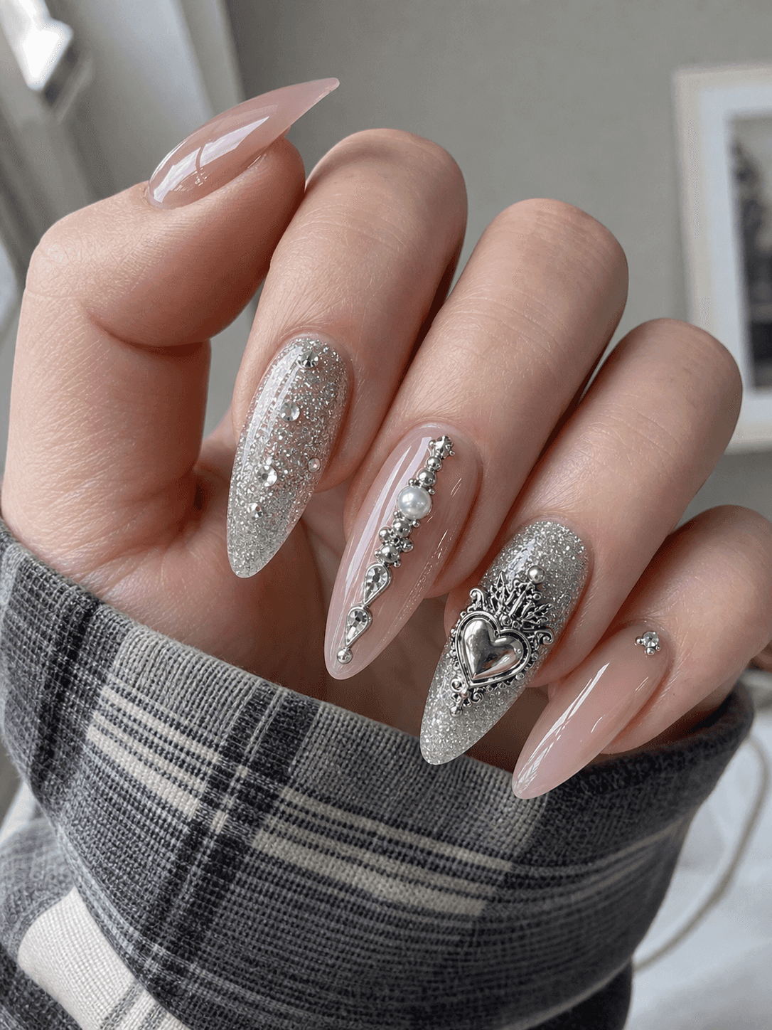 Glänzendes Pink und Silber Nageldesign in Mandelform