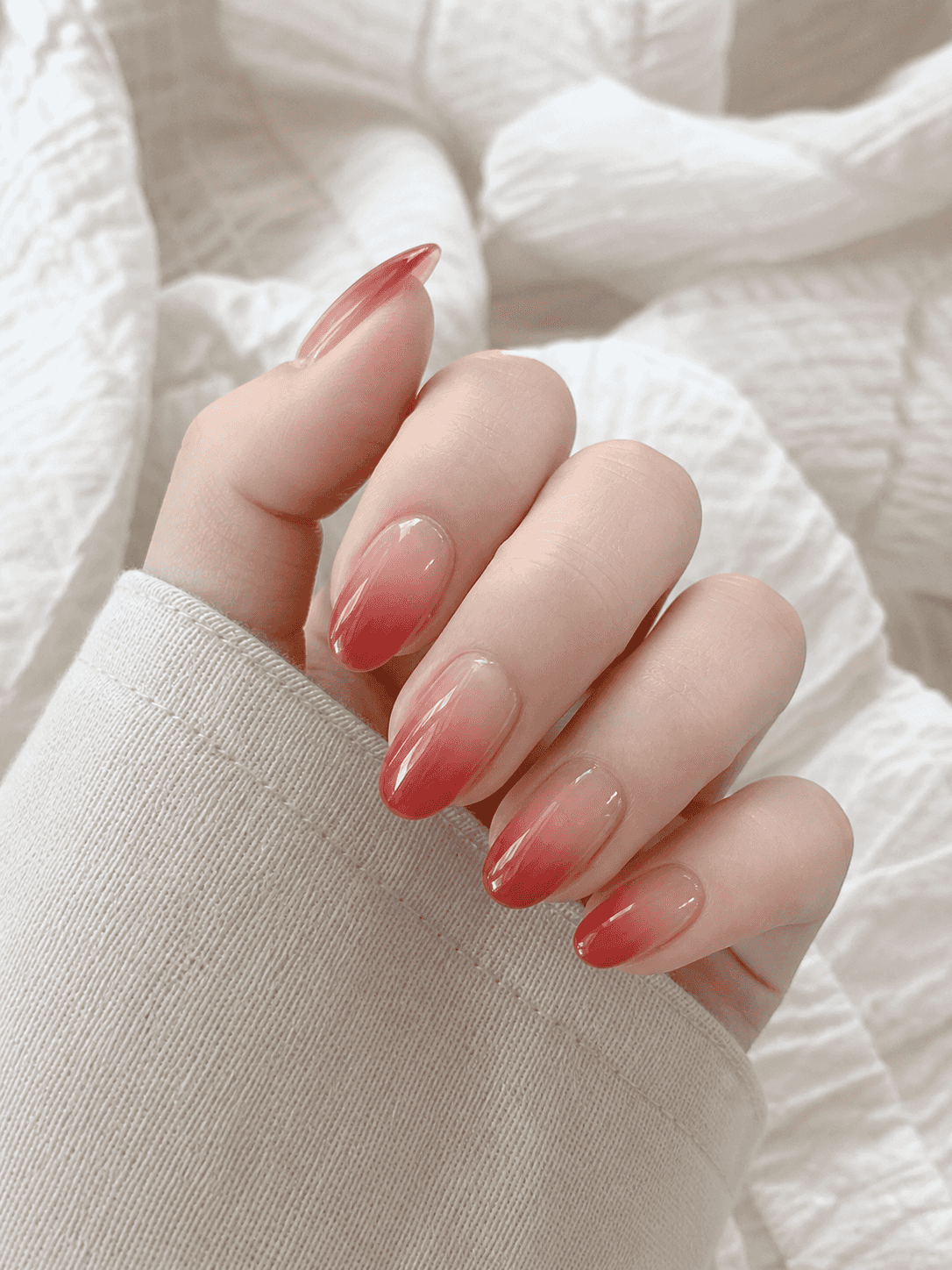 Ovale Nägel in Glossy Red und Sheer Nude