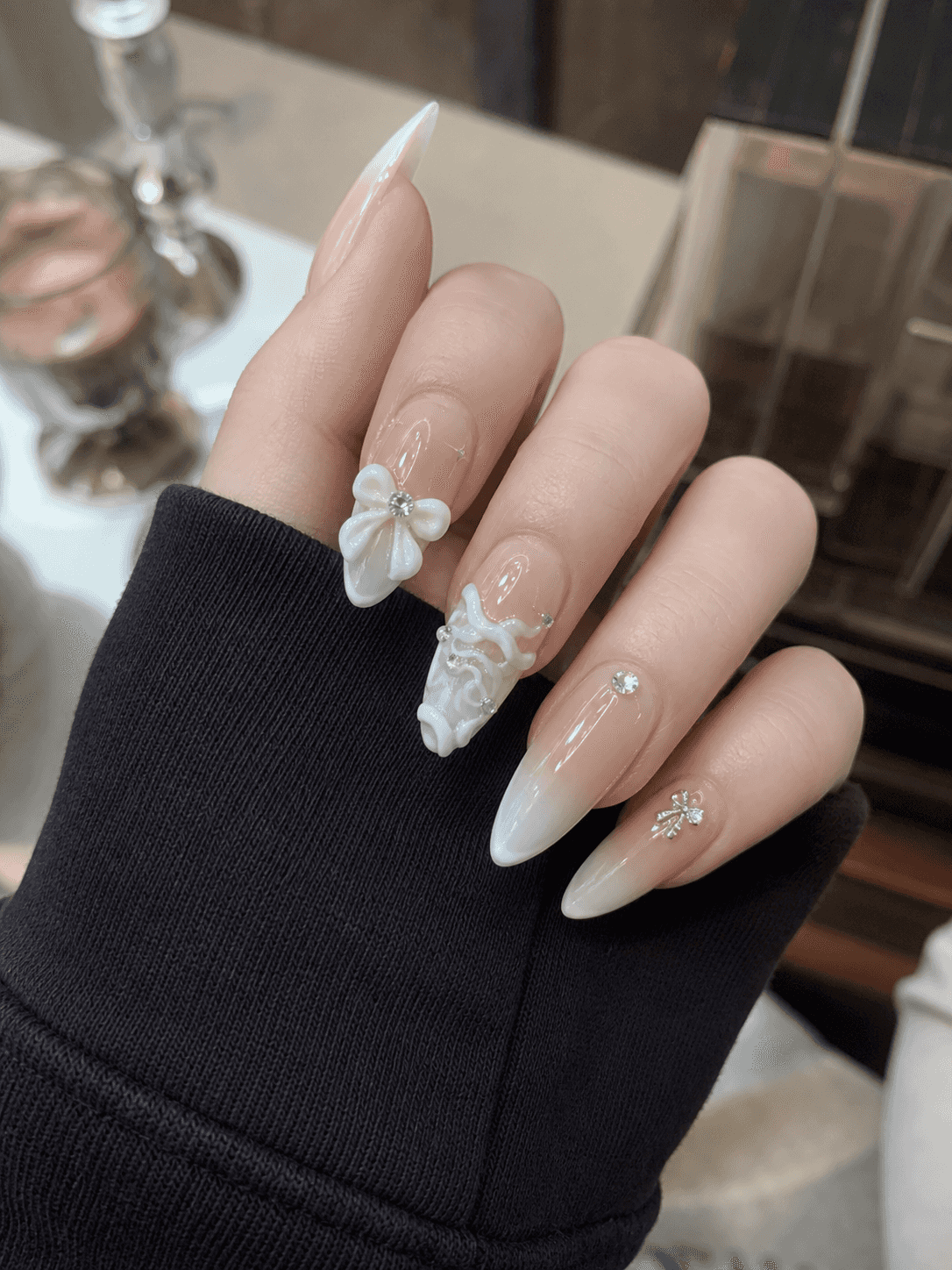 Glänzende Almond Nails in Nude und Weiß
