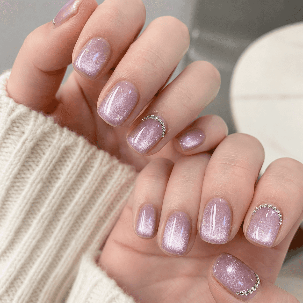 Glänzendes pinkes und silbernes eckiges Nageldesign