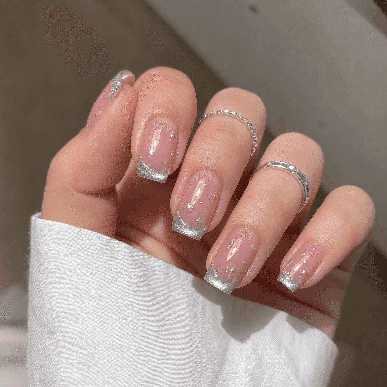 Glänzendes eckiges Nageldesign in Rosa und Nude