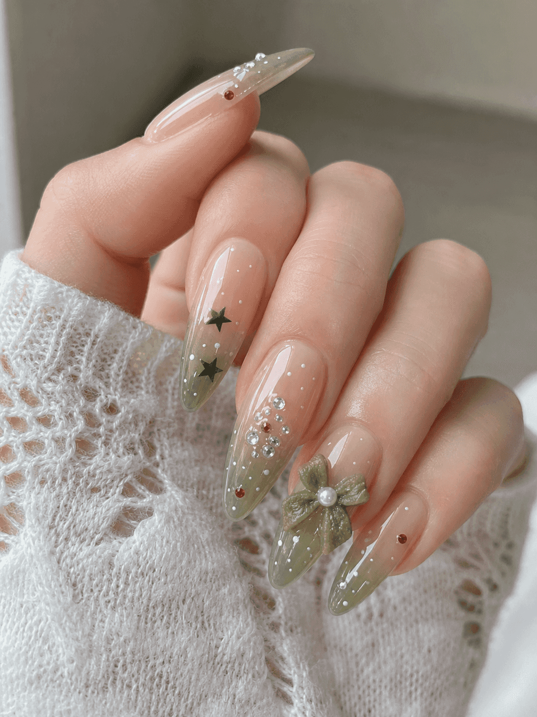 Uñas Almendradas Brillantes en Nude Translúcido y Verde