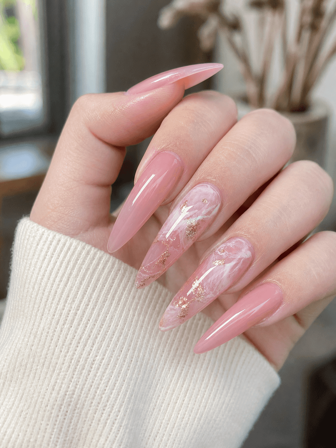 Glänzendes Rosa und Weiß Stiletto-Nageldesign