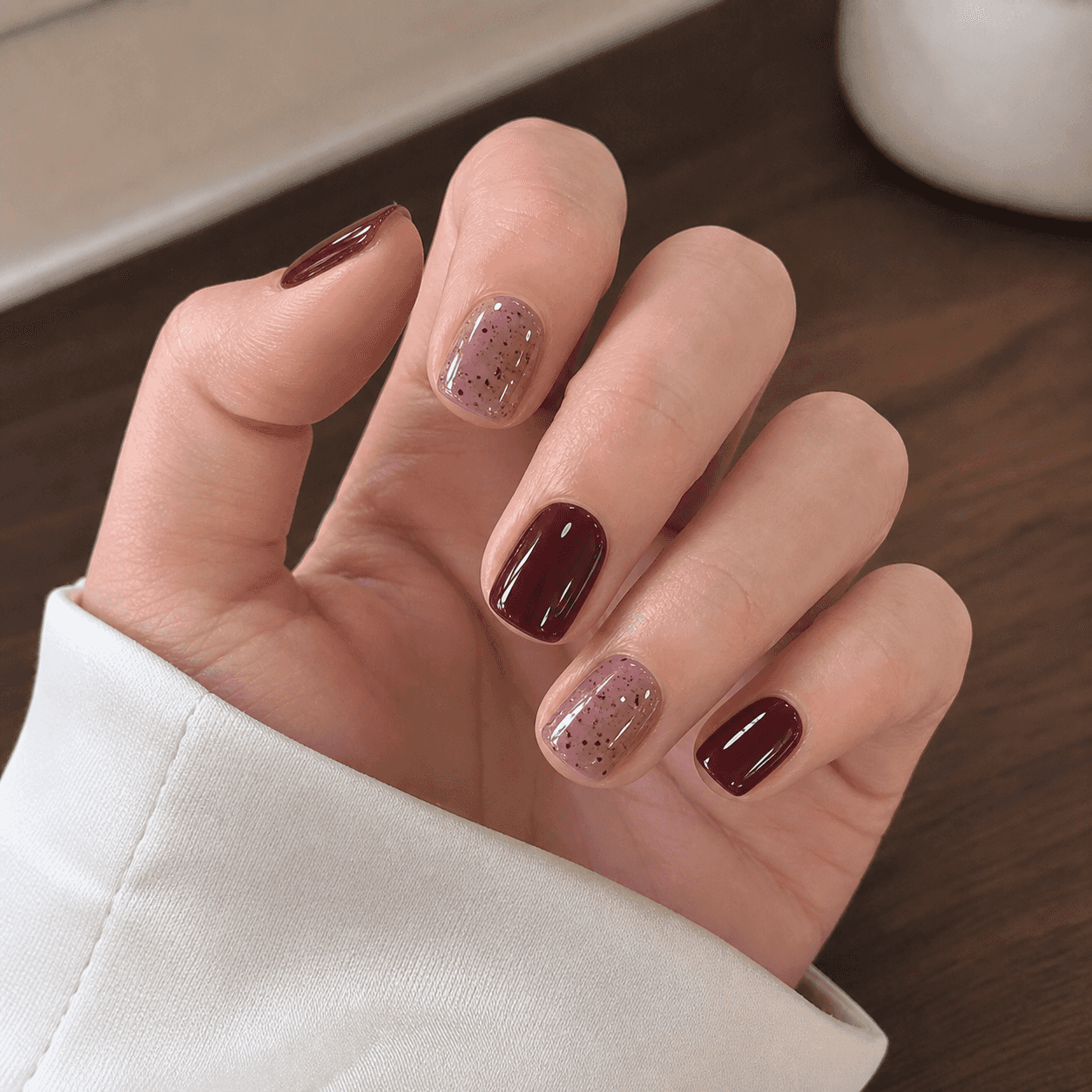 Glänzendes Square-Naildesign in Rot und Lila
