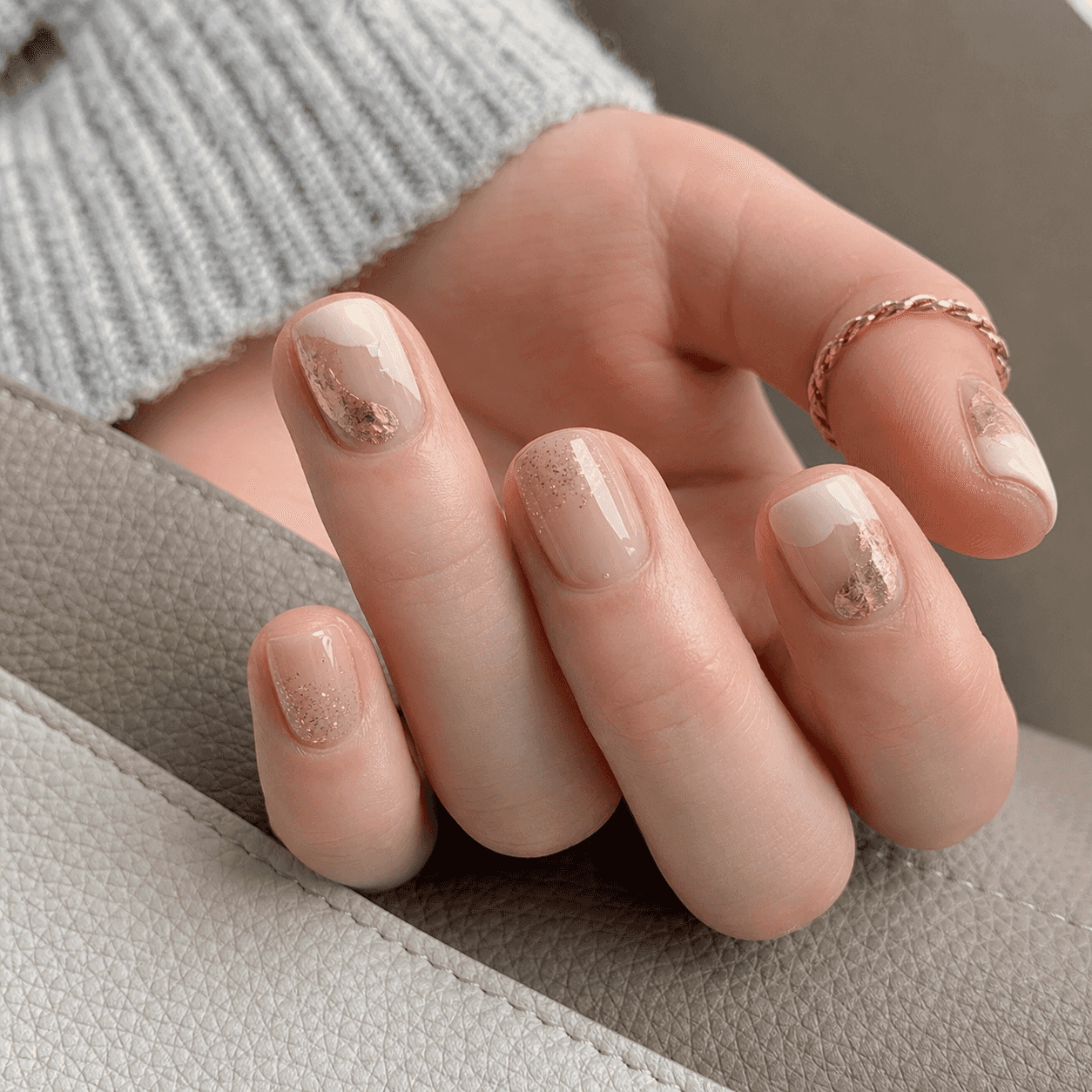 Glänzendes Square Nageldesign in Sheer Nude und Weiß