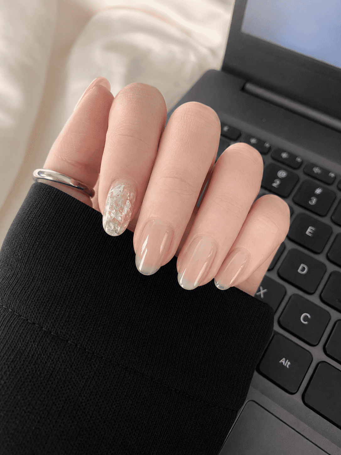 Glänzendes ovales Nageldesign in Nude und Weiß