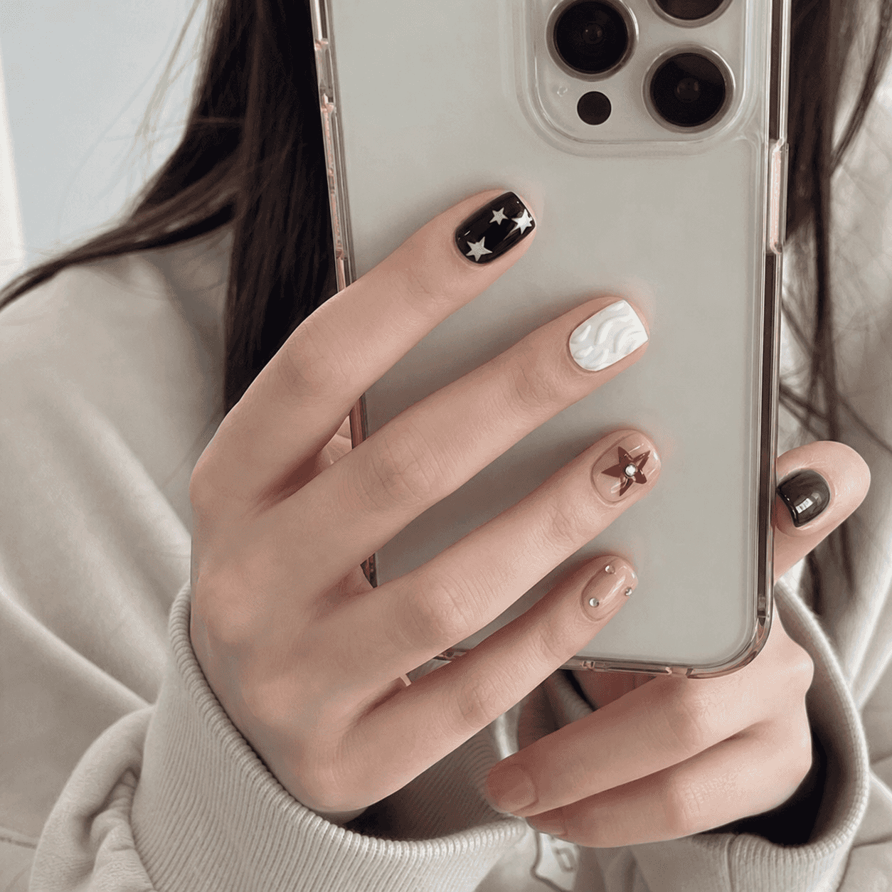 Glänzendes Schwarz-Weißes Nageldesign in eckiger Form