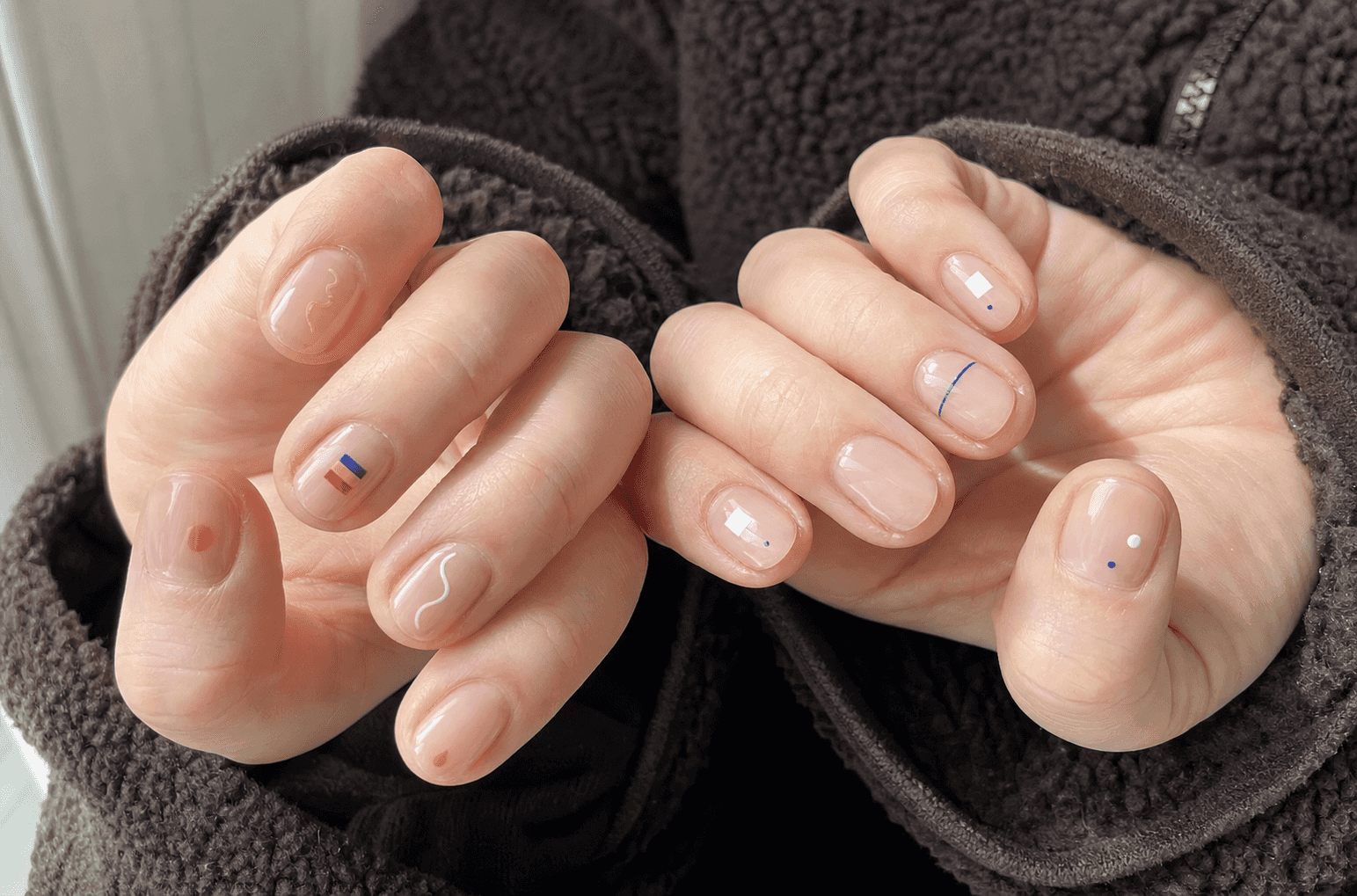 Glänzendes Sheer Nude und Weiß – Rundes Nageldesign