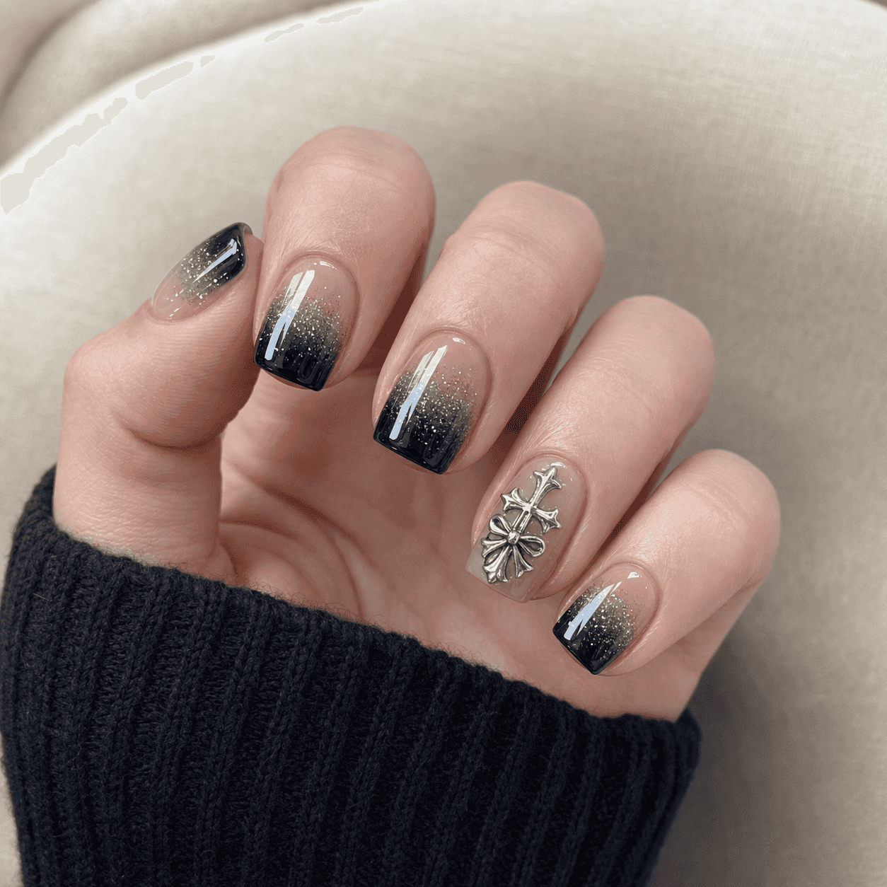 Glänzendes Ombré-Nageldesign in Schwarz und Nude für eckige Nägel