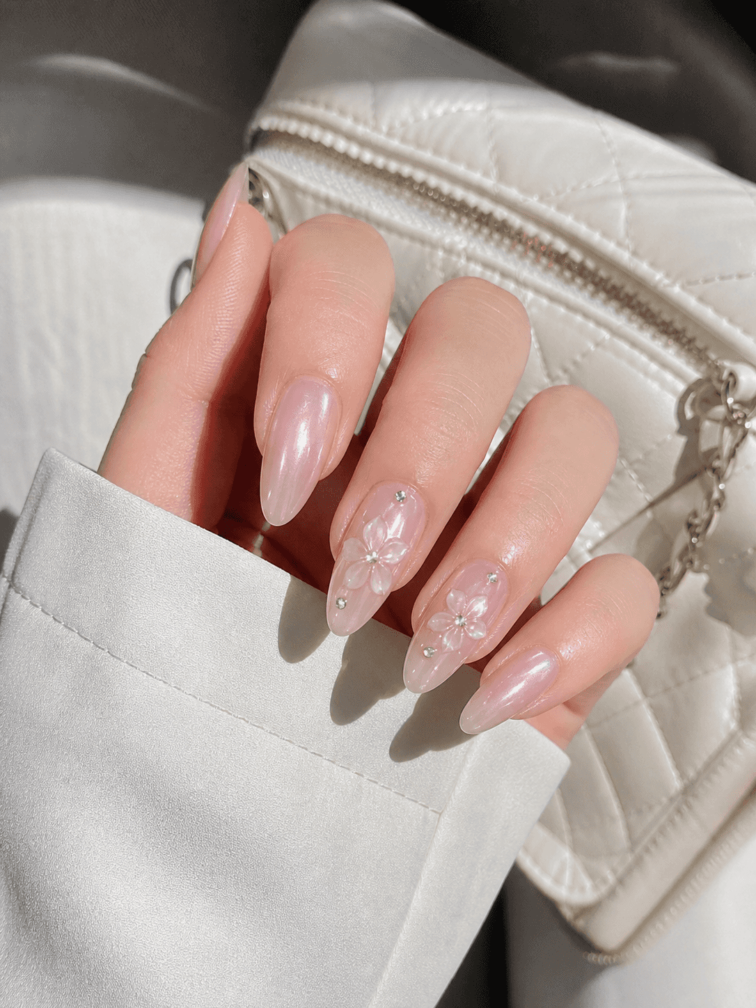 Glänzendes Pink und Nude Mandel-Nageldesign