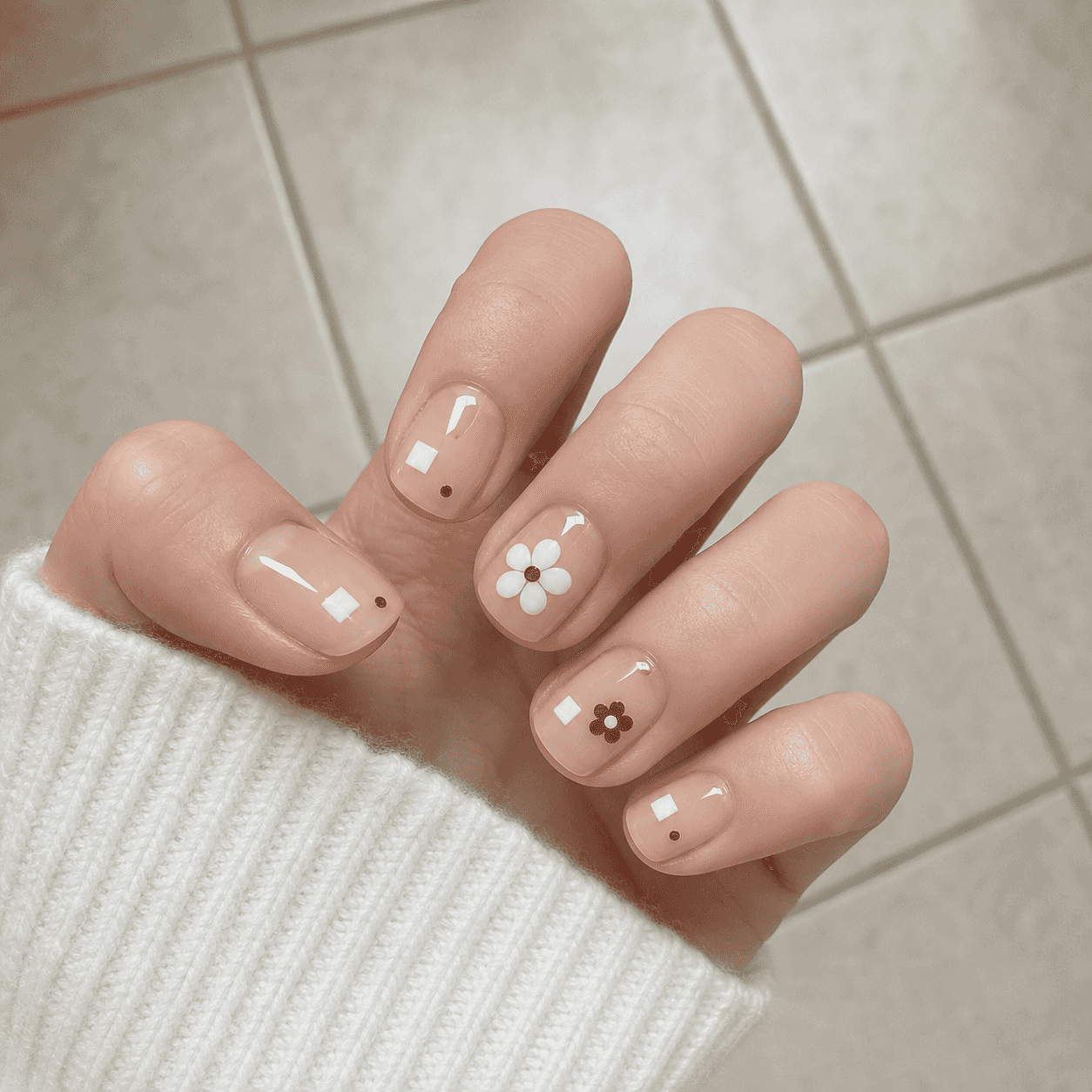 Glänzendes Nail-Design in Sheer Nude und Weiß für eckige Nägel