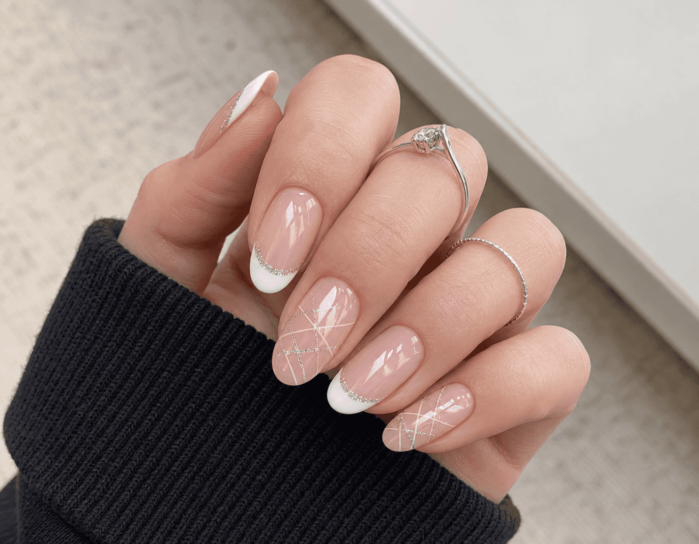 Ovales Nageldesign in Sheer Nude und Weiß mit Glanz-Finish