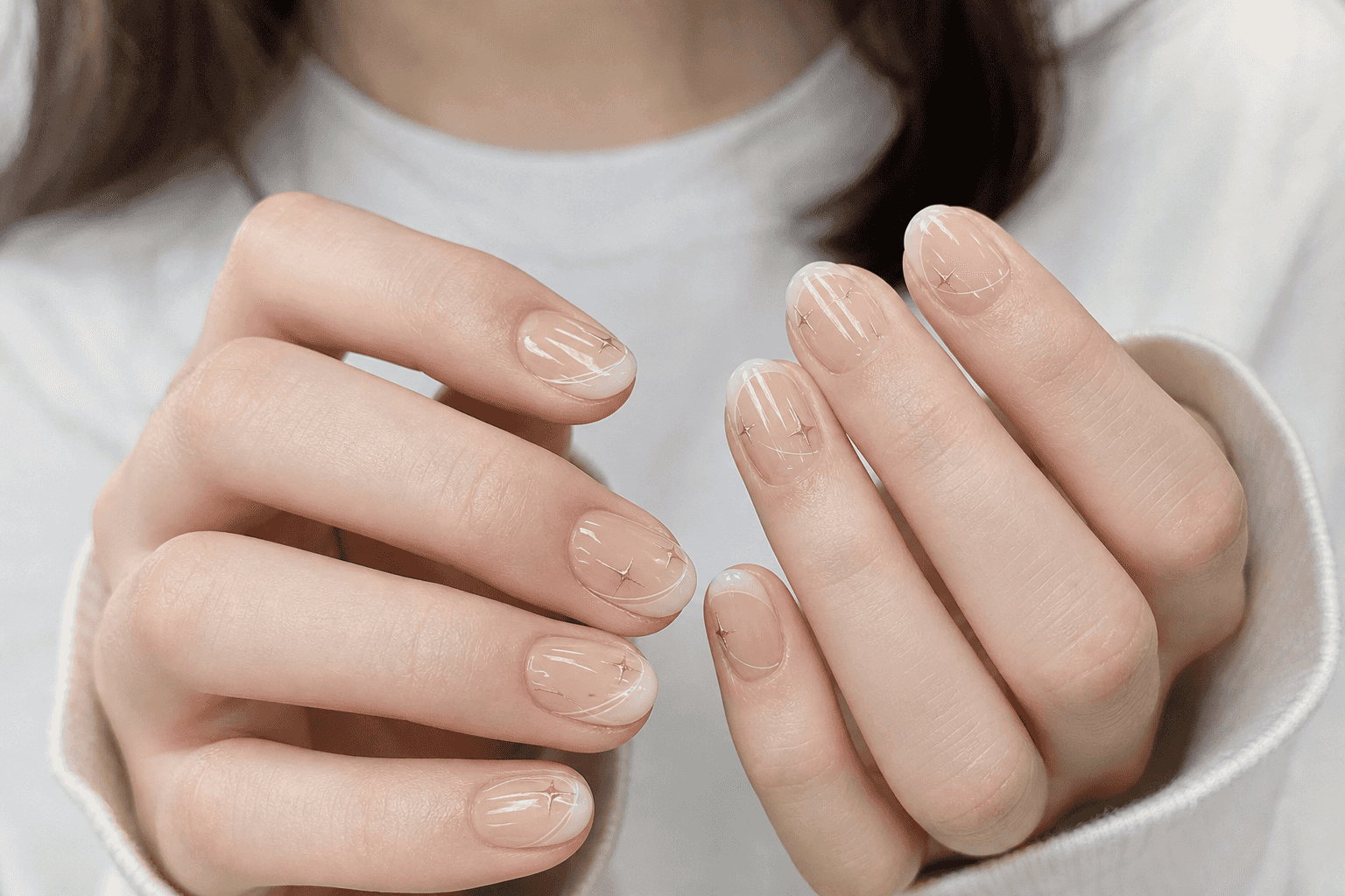 Glänzendes Ovales Nageldesign in Sheer Nude und Weiß