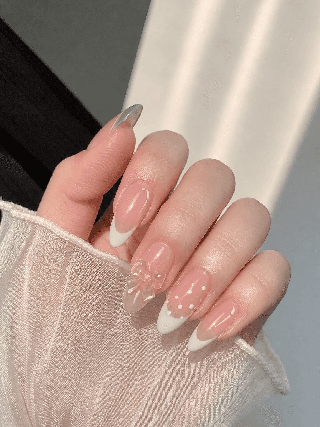 Diseño de Uñas Almendradas en Rosa y Blanco Brillante