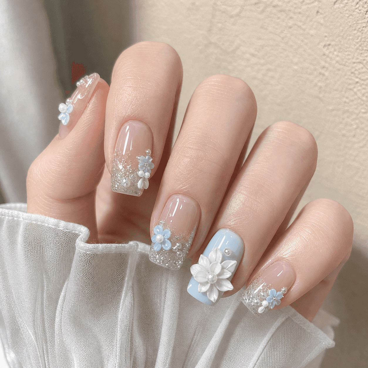 Diseño de Uñas Cuadradas Nude Traslúcido y Blanco Brillante