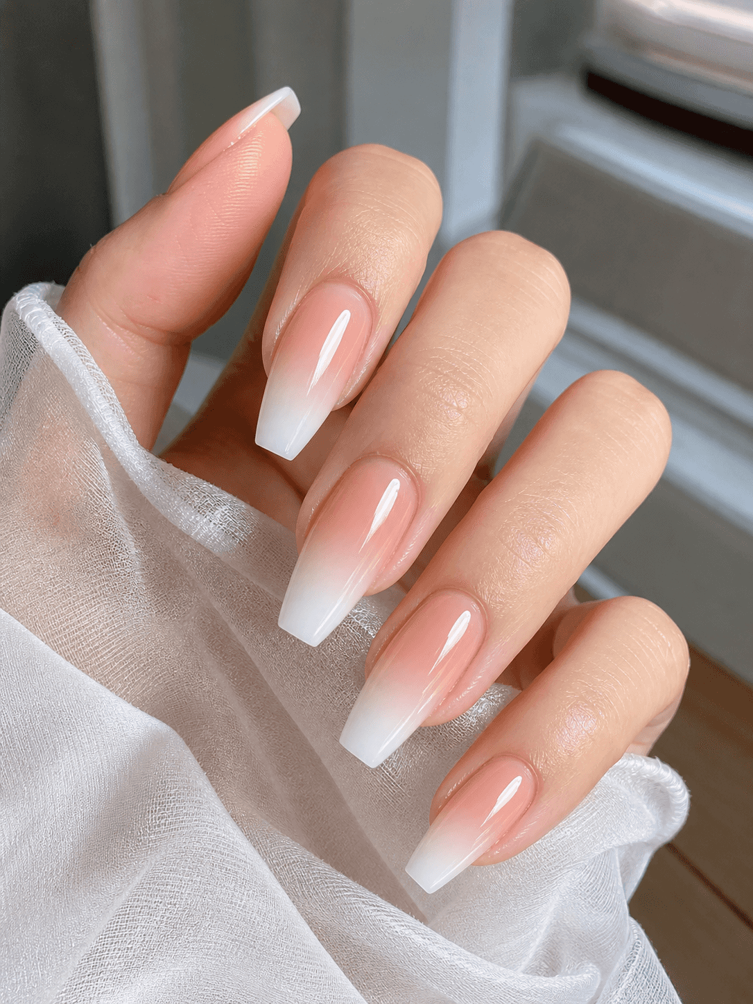 Glänzendes Rosa und Weißes Coffin-Nail-Design