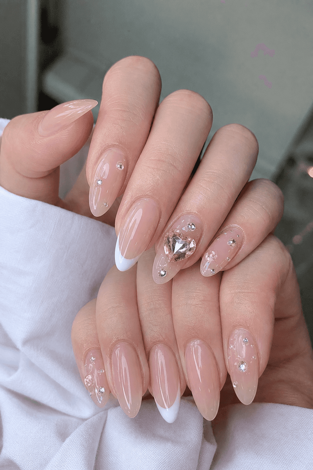 Glossy Almond Nails in Sheer Nude und Weiß