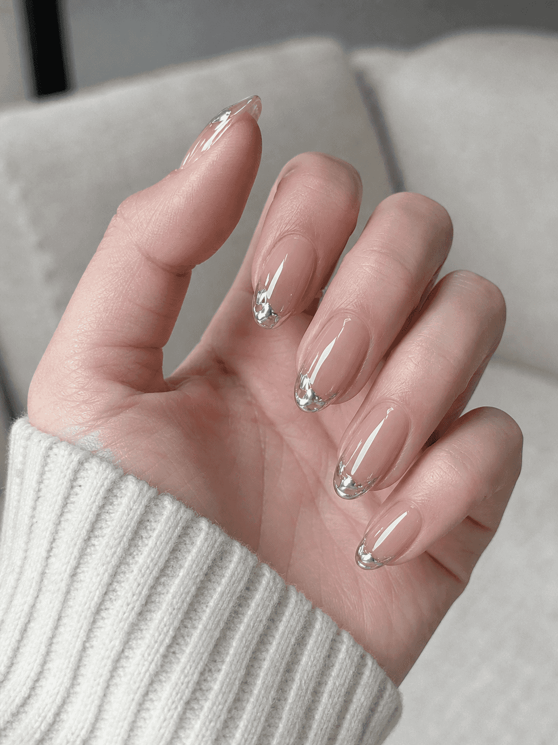 Glänzendes Nageldesign in Sheer Nude und Silber