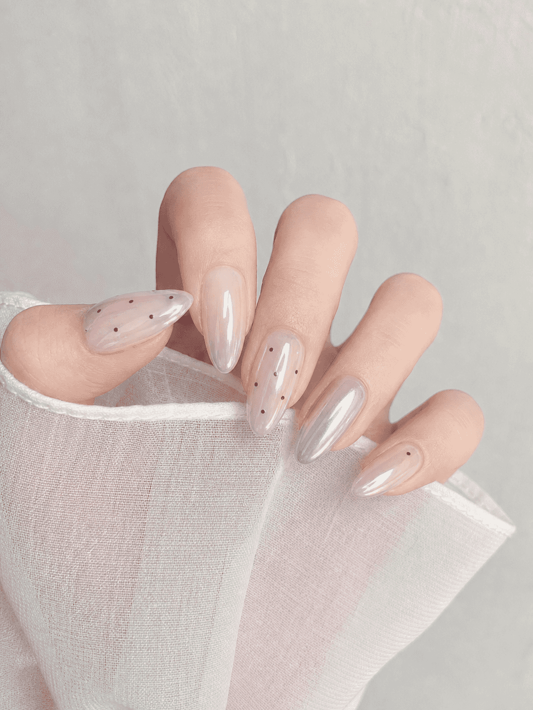 Glänzendes weiß-silbernes Mandel-Nageldesign