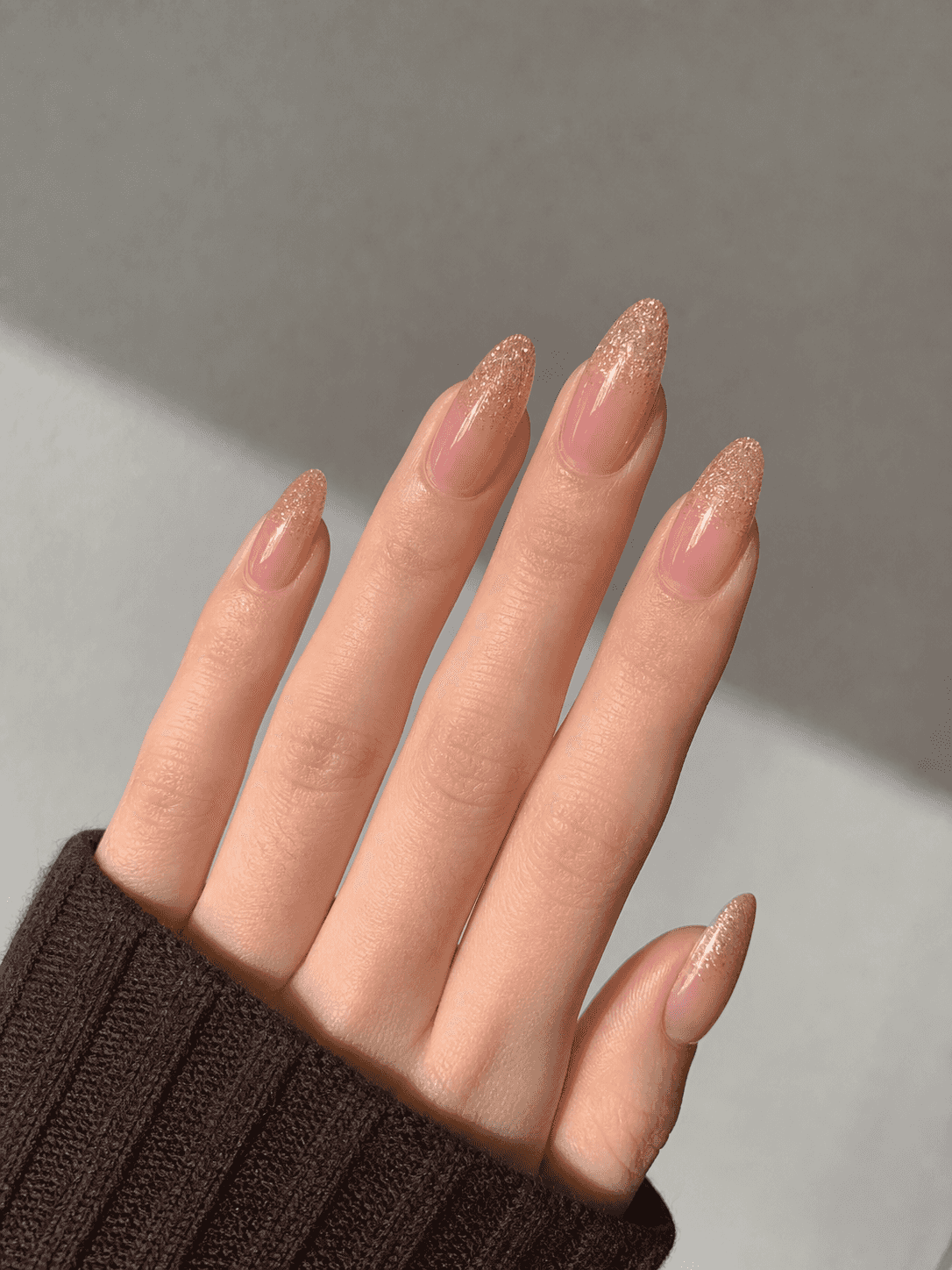 Glänzendes Pink-Gold Mandel-Nageldesign
