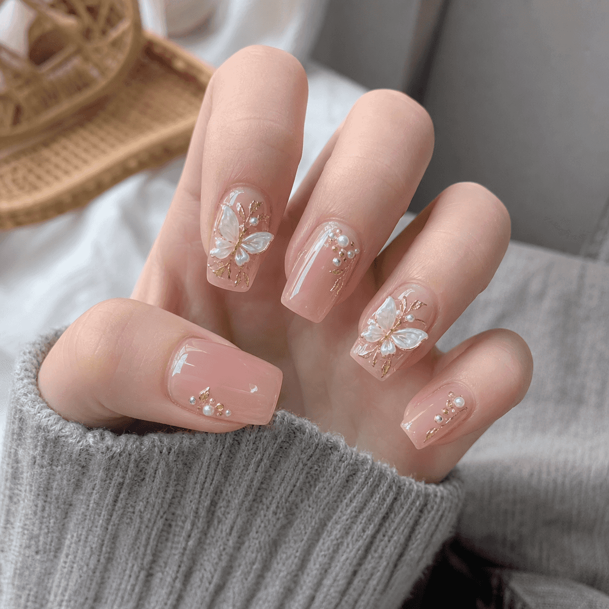 Eckiges Nageldesign in zartem Nude-Pink