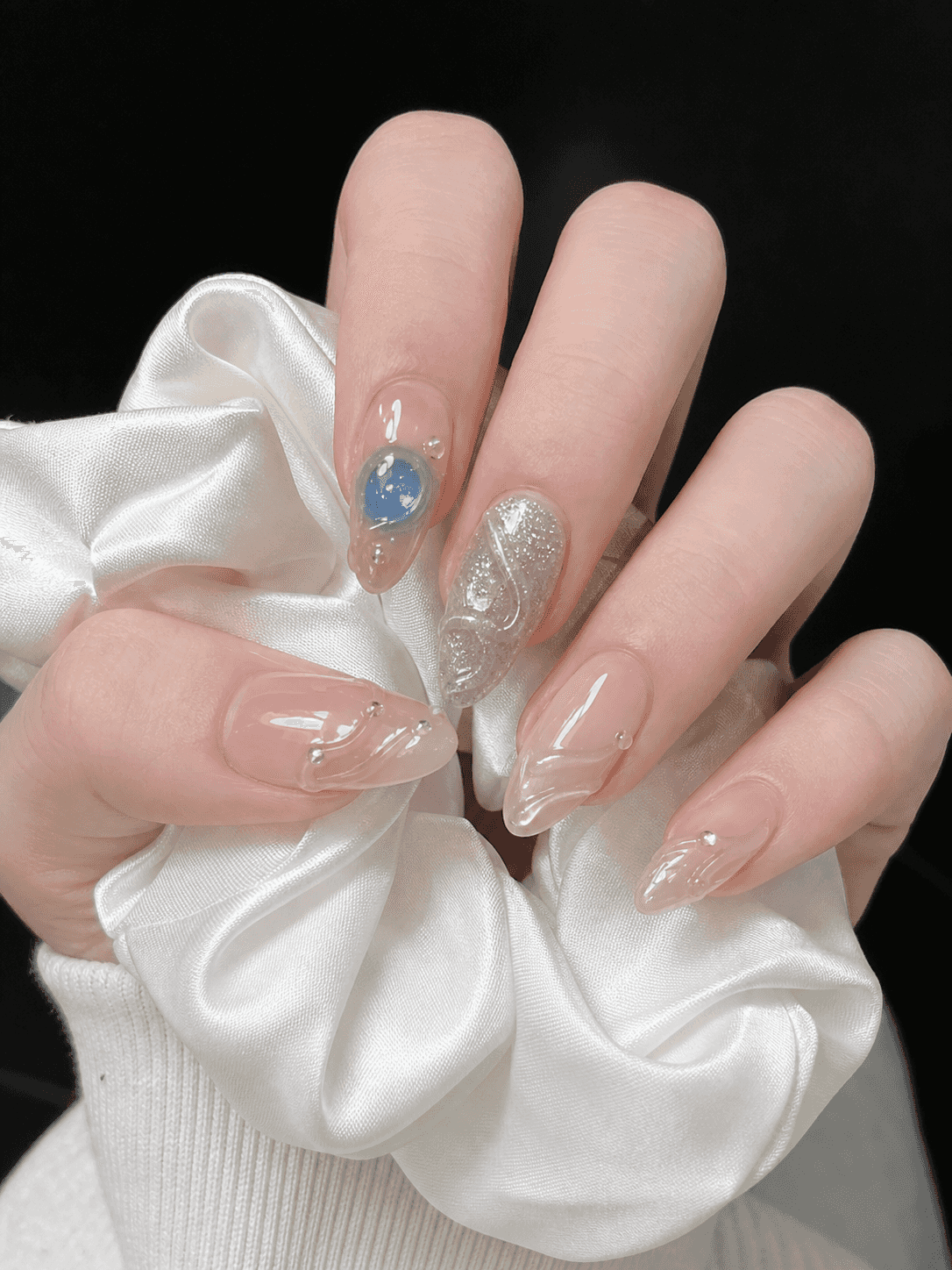 Glänzendes Sheer Nude & Silber Mandel-Nageldesign