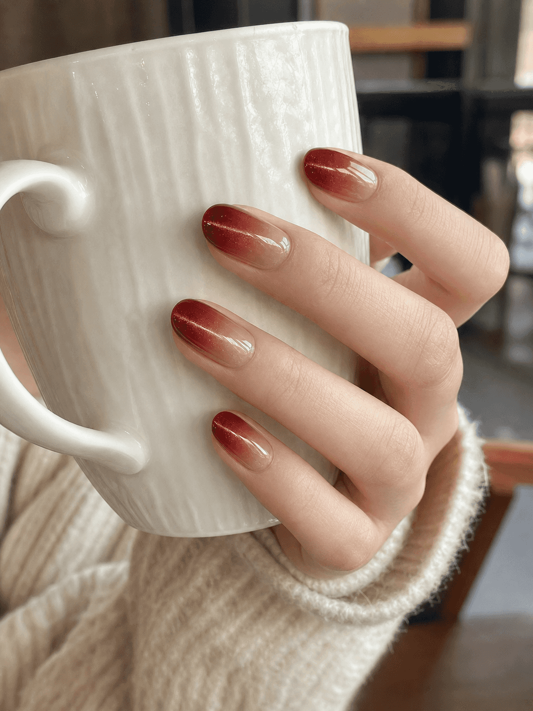Glänzendes Ombré Nageldesign in Rot und Nude