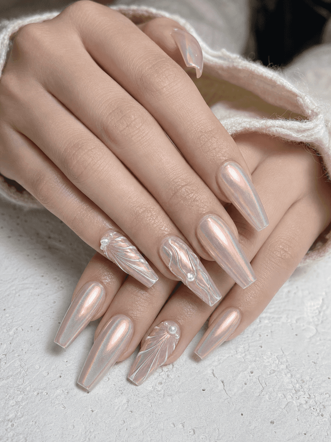 Diseño de Uñas Coffin Nude Translúcido y Plateado Brillante