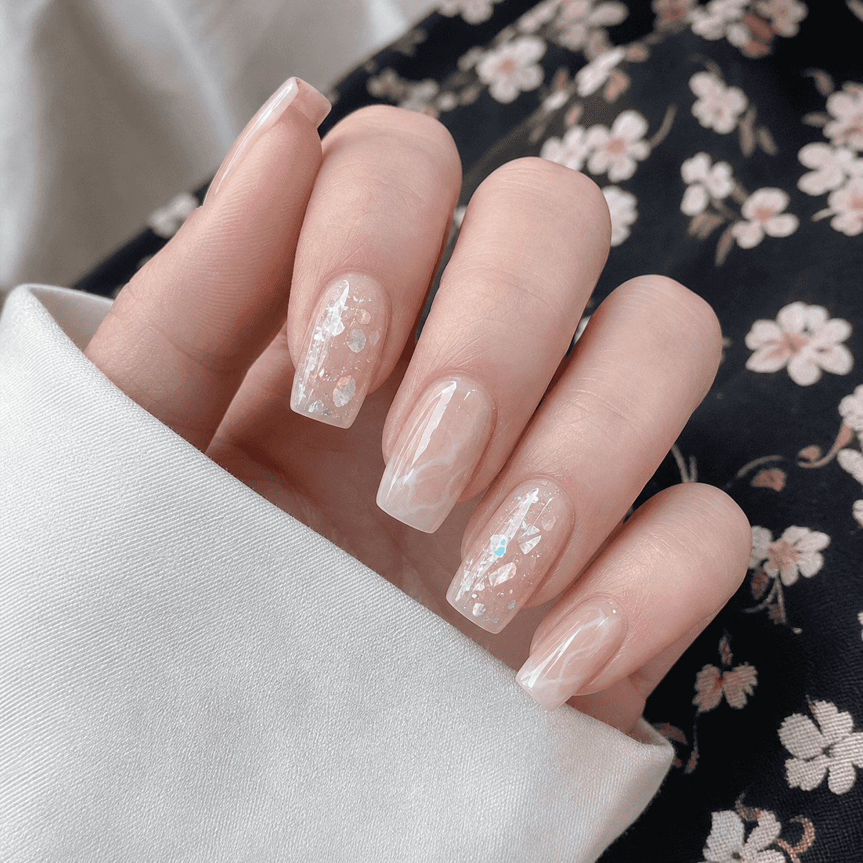 Design de Unhas Quadradas Nude e Branco Brilhante
