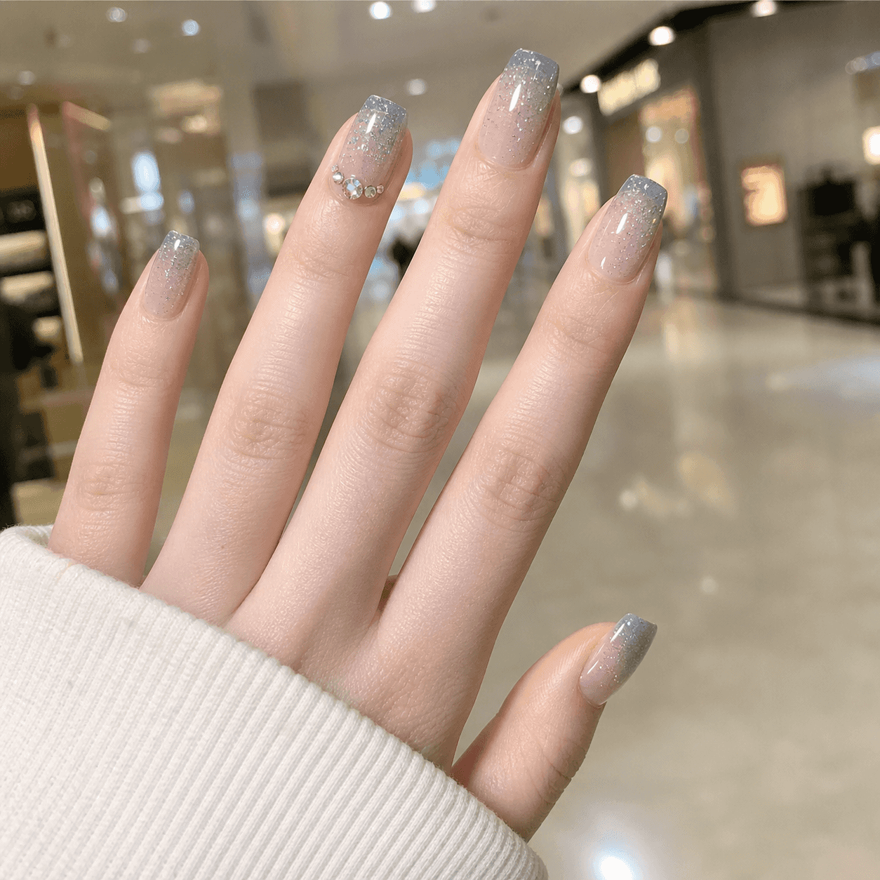 Glänzendes Square-Nail-Design in Sheer Nude und Blau