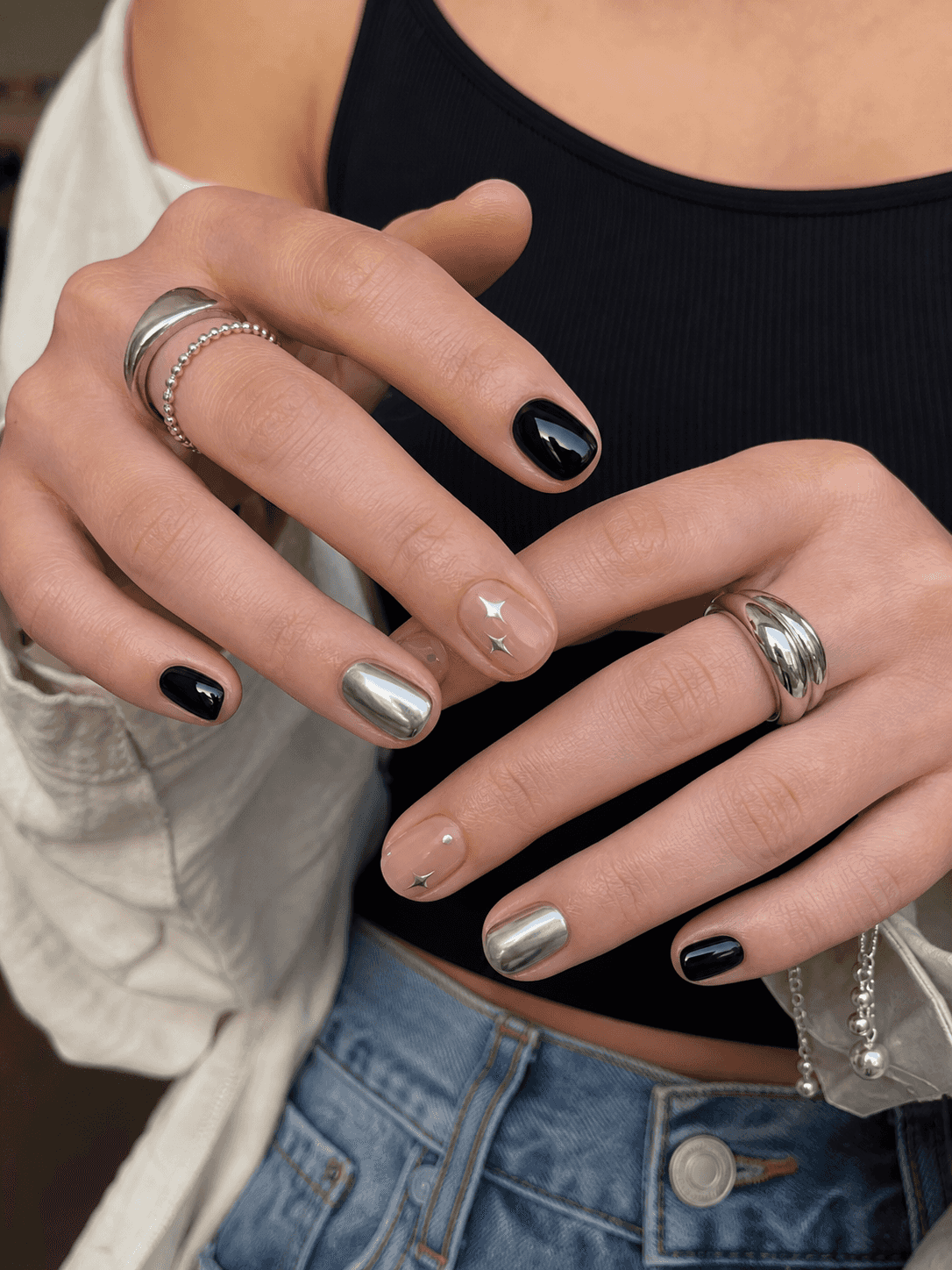 Glänzendes Schwarz und Sheer Nude – Rundes Nageldesign