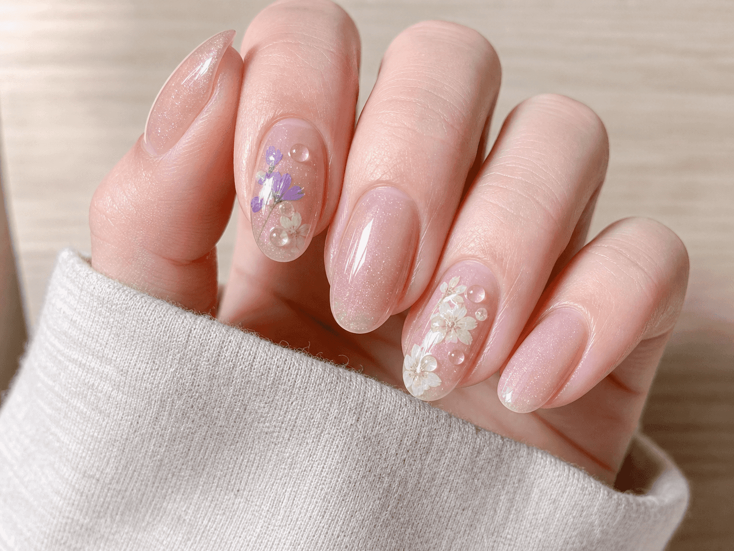 Diseño de Uñas Ovaladas Nude y Rosa Brillante