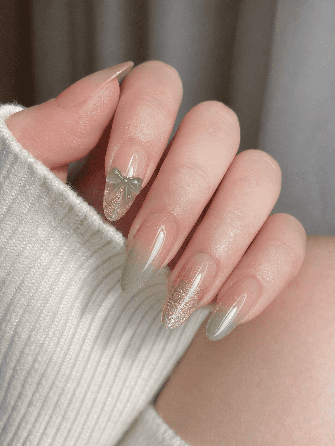 Glänzendes Nageldesign in Nude und Pink für ovale Nägel