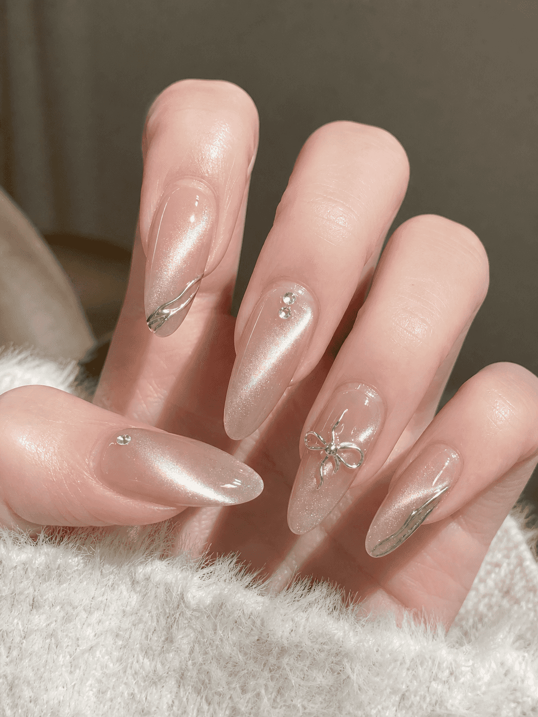 Ongles en Amande Nude Translucide et Argent