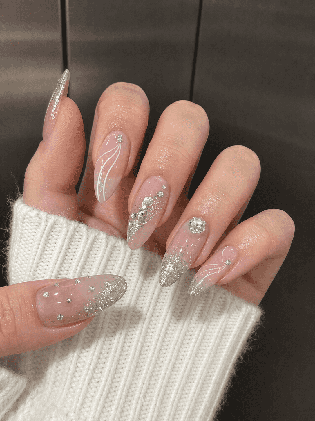 Glänzendes Sheer Nude & Silber Mandel-Nageldesign