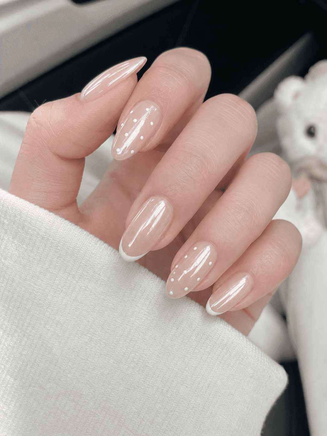 Diseño de uñas almendradas nude translúcido y blanco