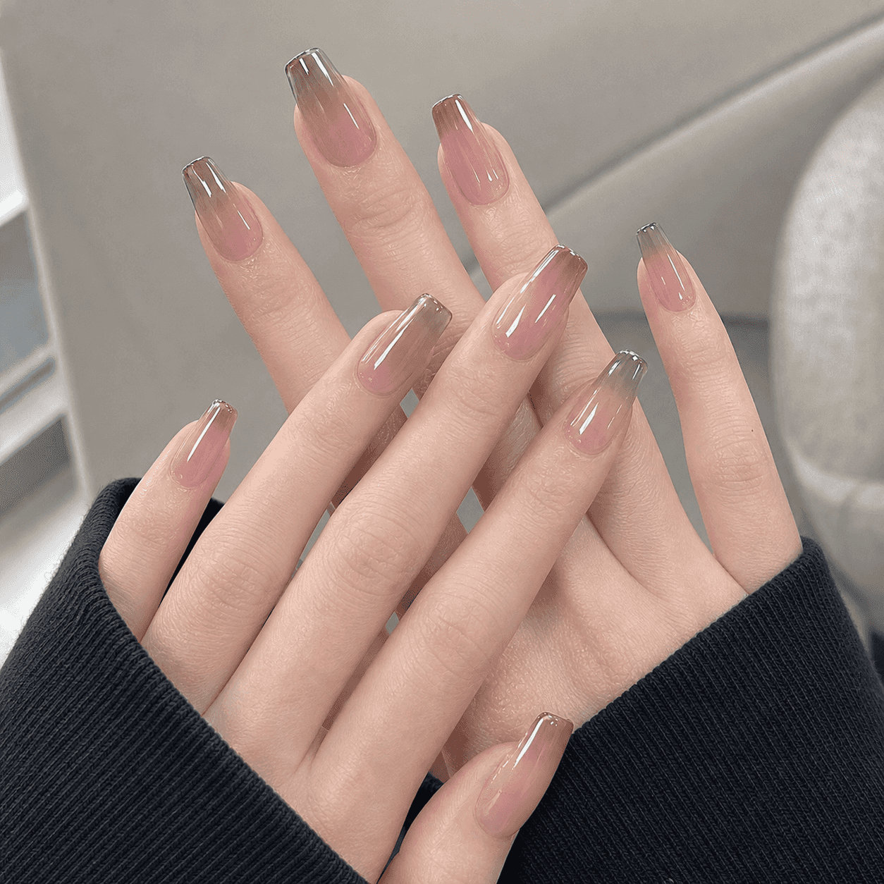 Glänzendes Square-Nageldesign in Nude und Grün