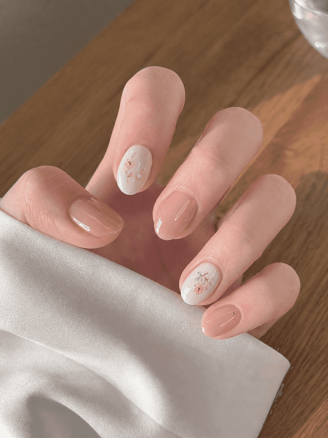 Glänzendes Nageldesign in Sheer Nude und Weiß in Oval-Form
