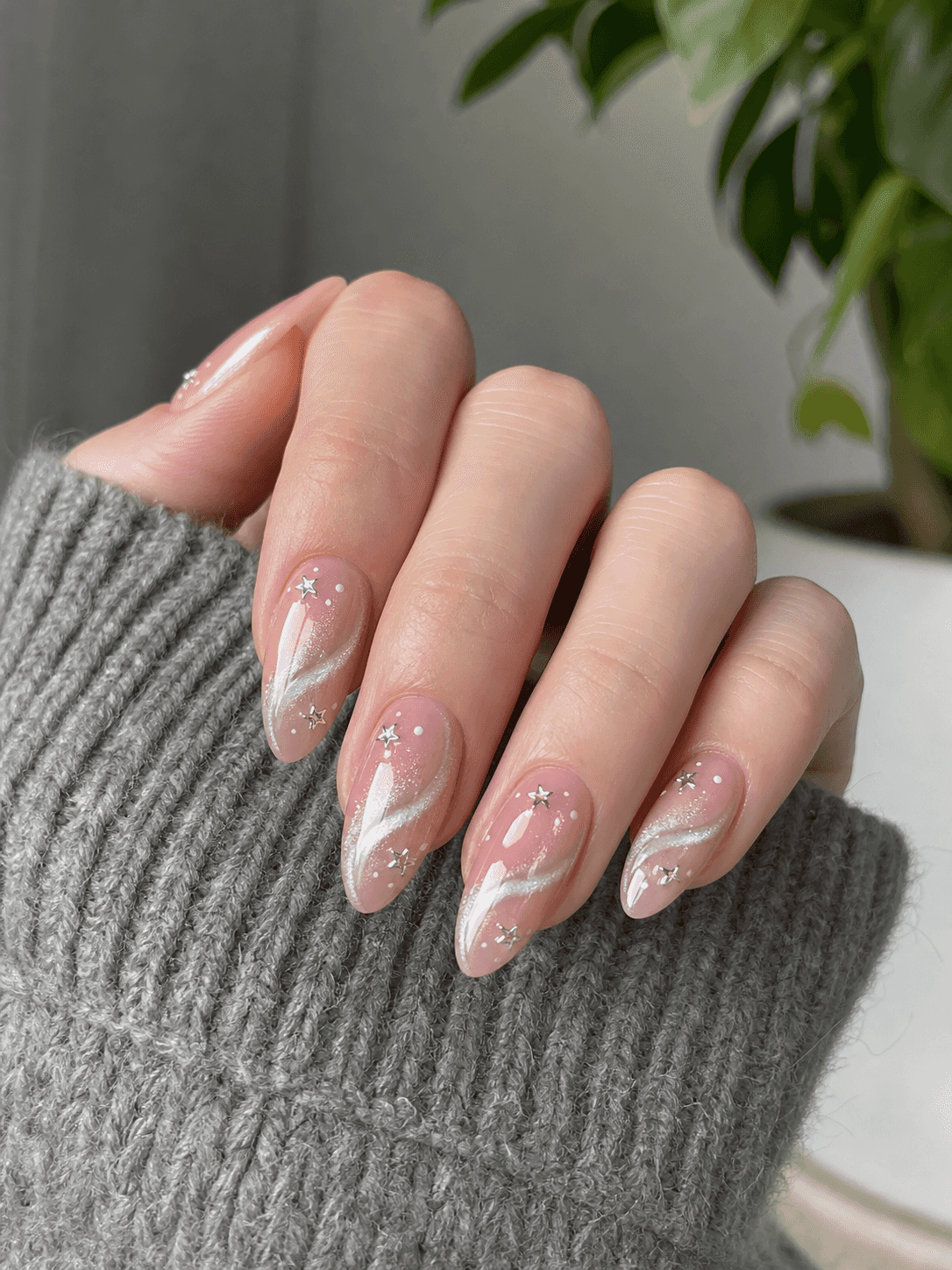 Glänzendes Mandel-Nageldesign in Pink und Silber