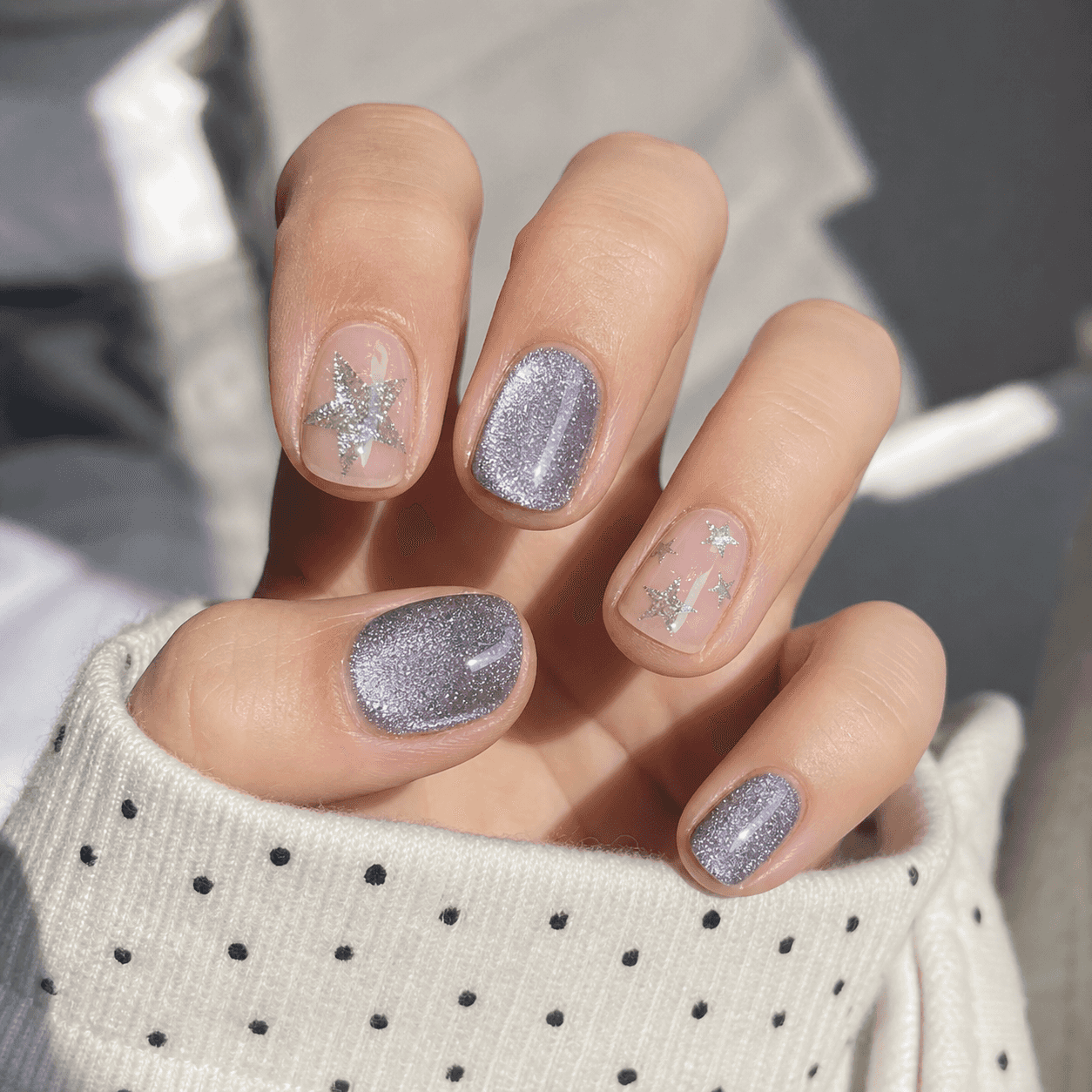 Diseño de Uñas Cuadradas en Morado y Plateado Brillante