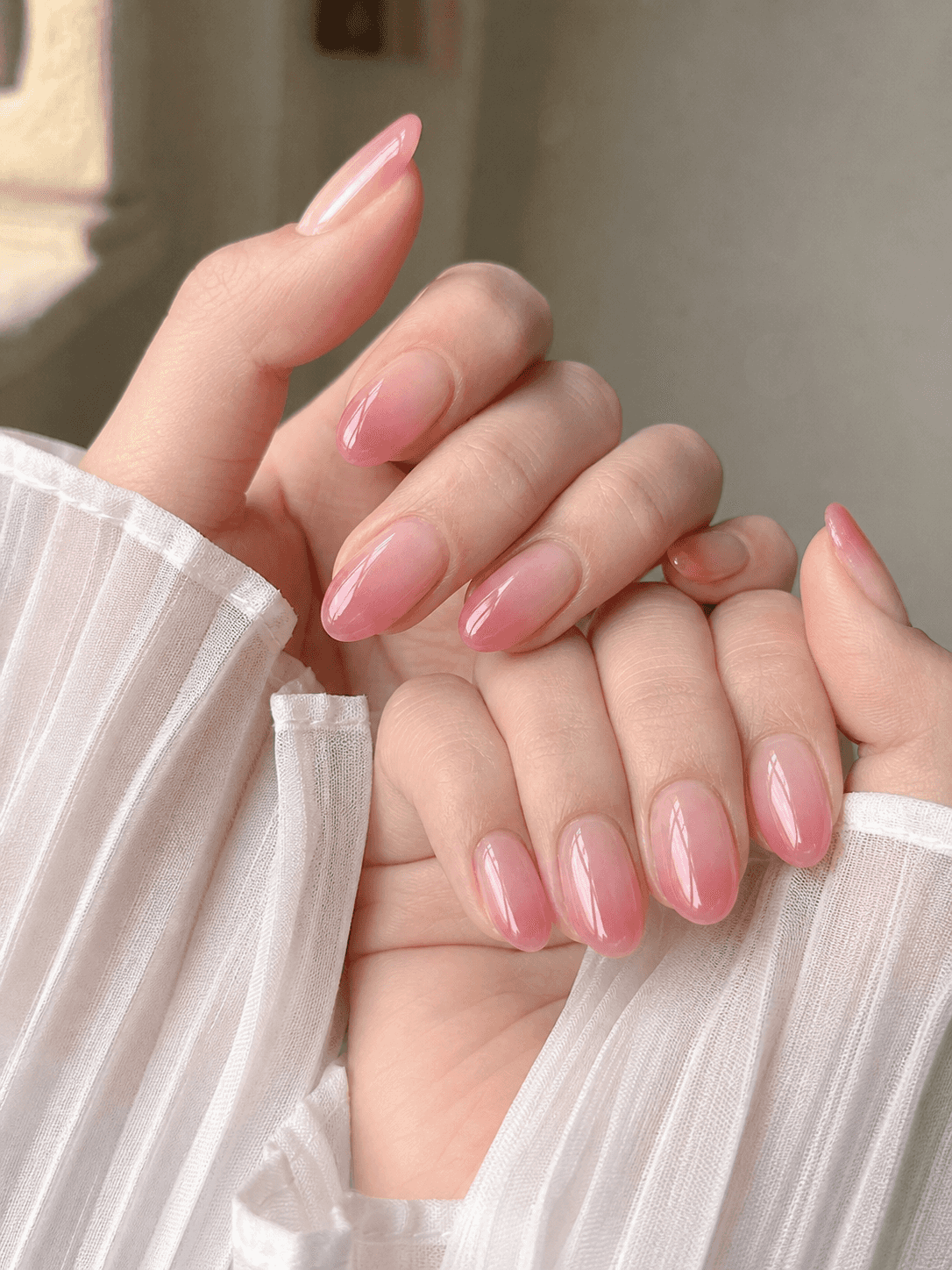 Glänzendes Oval-Nageldesign in Pink und Nude