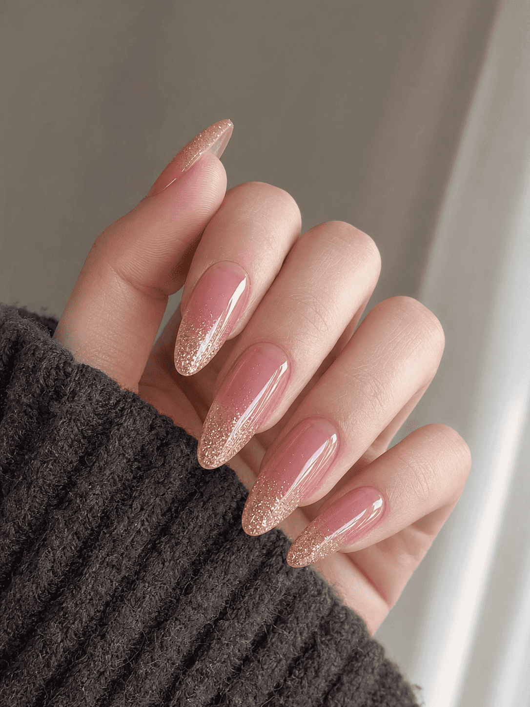 Glänzendes Pink und Gold Mandel-Nageldesign