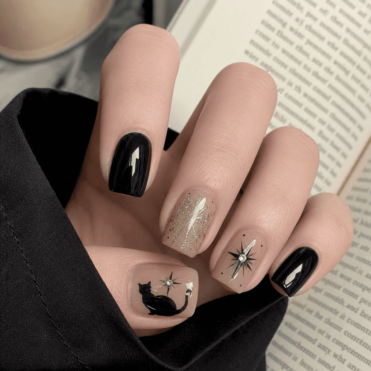 Glänzendes Schwarz und Sheer Nude: Eckiges Nageldesign