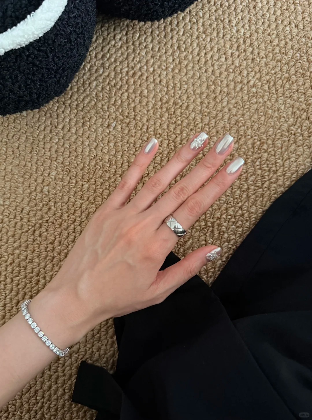 Silber-Chrome – Der kühlste Metallic-Trend des Julis