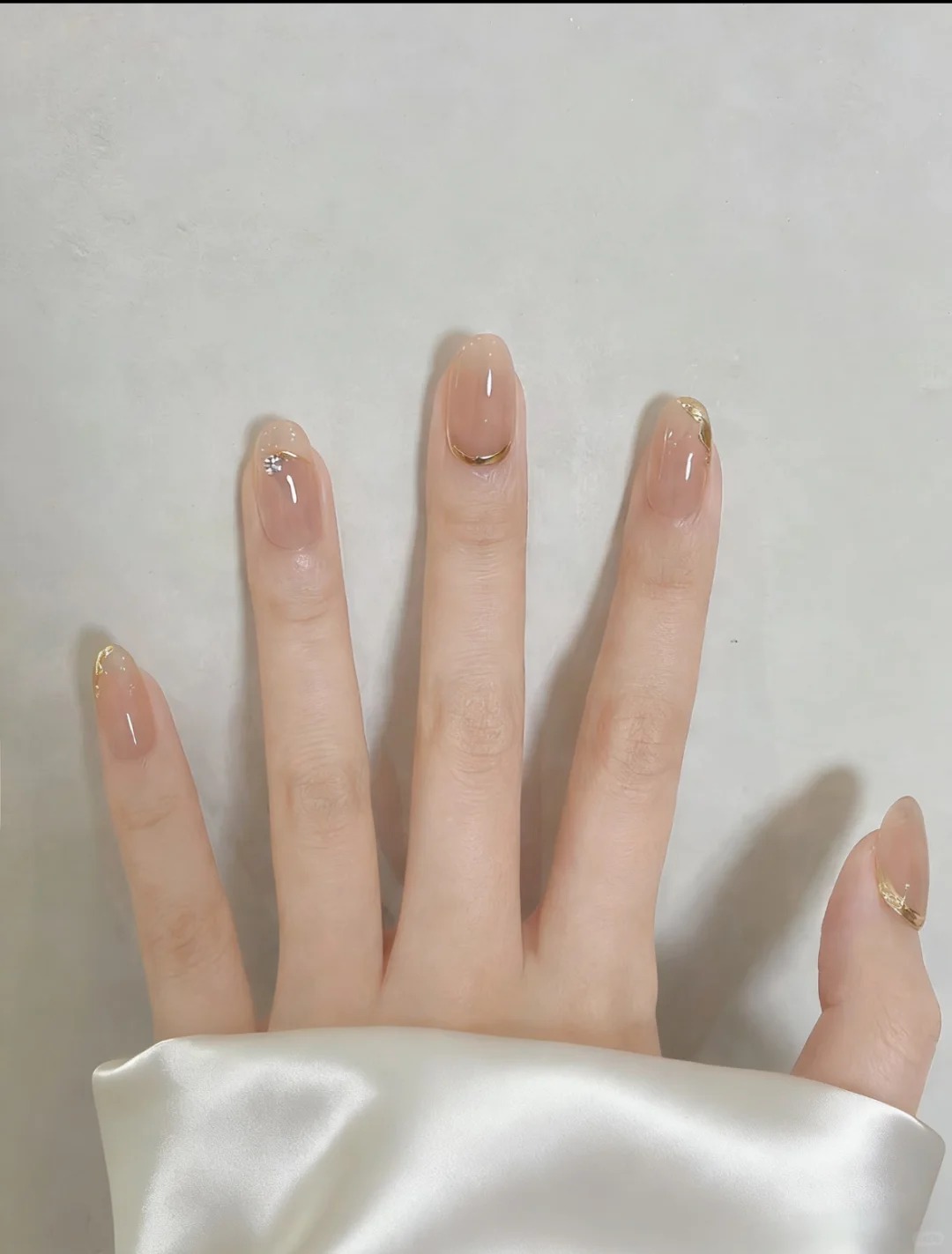 Nude con Acento de Línea Fina — Minimalismo con un Solo Detalle